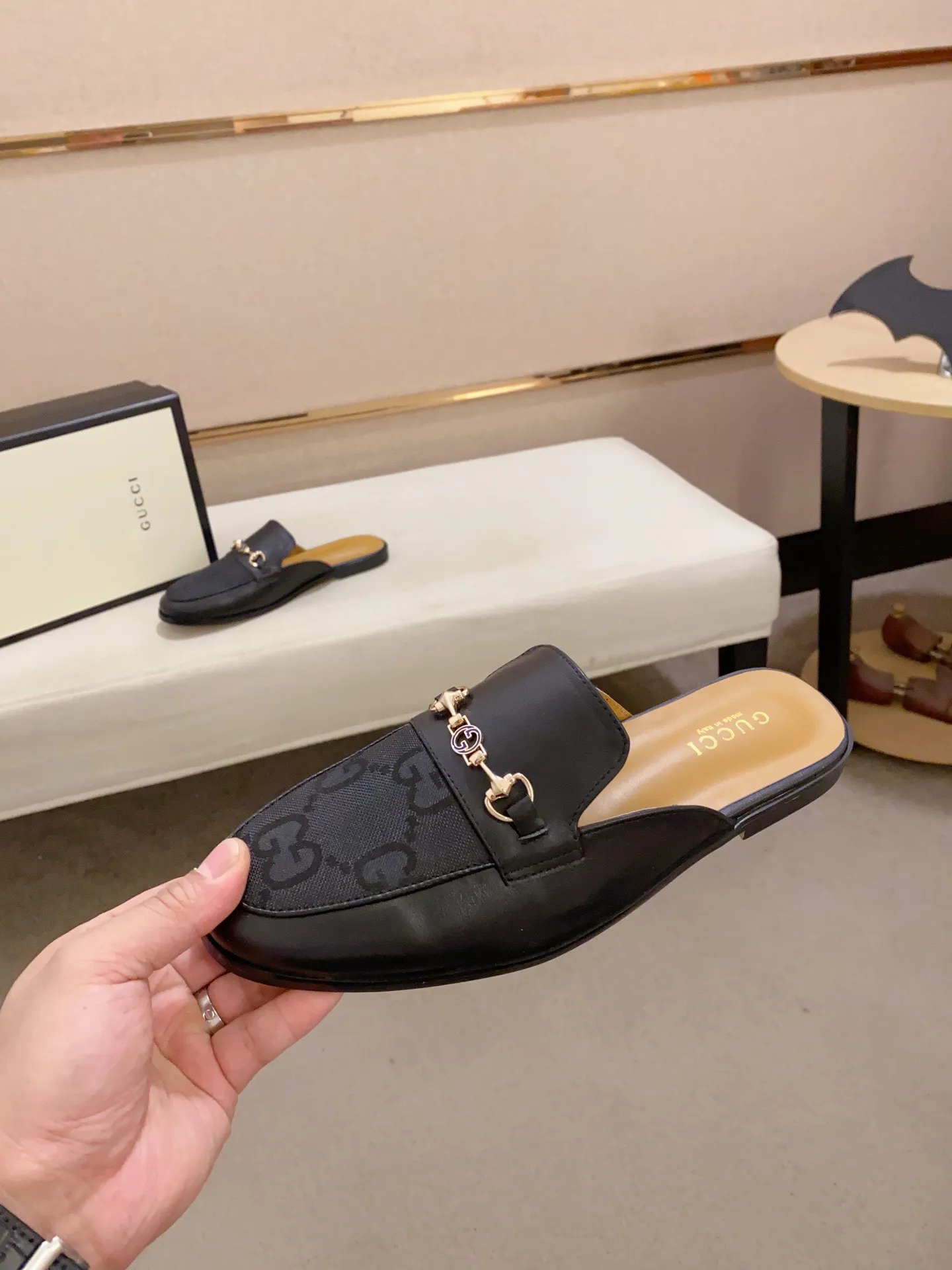 Men's shoes 💰: 380💰 (Gucci). The latest trendy shoes, casual Baotou mops, popular in physical stores, sizes 38-44. New and comfortable, imported custom-made original cowhide, with unique sequin element design. With sheepskin lining, original bottom, high-end packaging and high quality💪Details determine the quality, you can enter and leave the counter at will, welcome to compare!